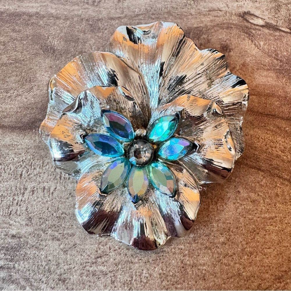 BSK Vintage 1960s Brooch Pansy Flower Floral Silver Tone Aura Blue Rhinestones